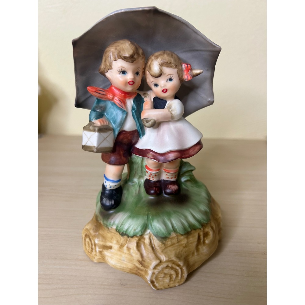 Vintage Lefton Music Box Figurine Boy Girl Under Umbrella‎ Lantern